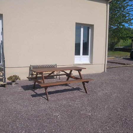 L Etablissement Gold Beach Propose 1 Hebergement , Maison 80M2 Avec Terrain 500M2, Parking Prive A 4 Min Du Port Artificiel D Arromanches, Services Accueil Personnalise, Lits Faits, Serviettes, Menage, Netflix, Wifi Ryes Exteriér fotografie