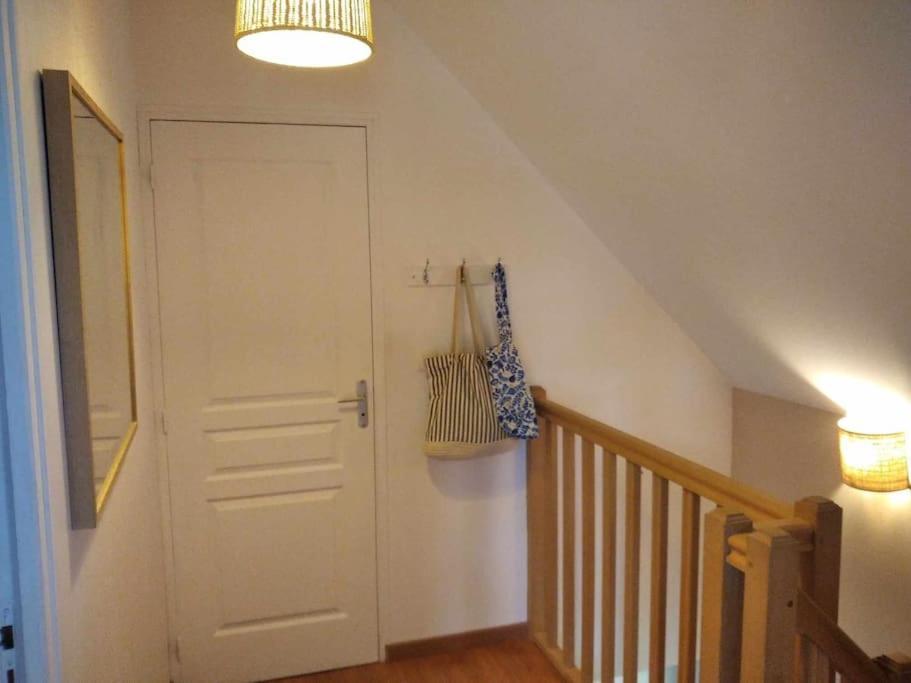 L Etablissement Gold Beach Propose 1 Hebergement , Maison 80M2 Avec Terrain 500M2, Parking Prive A 4 Min Du Port Artificiel D Arromanches, Services Accueil Personnalise, Lits Faits, Serviettes, Menage, Netflix, Wifi Ryes Exteriér fotografie