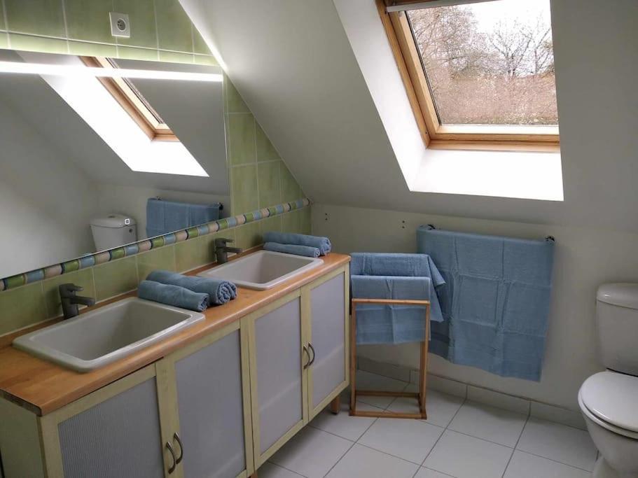 L Etablissement Gold Beach Propose 1 Hebergement , Maison 80M2 Avec Terrain 500M2, Parking Prive A 4 Min Du Port Artificiel D Arromanches, Services Accueil Personnalise, Lits Faits, Serviettes, Menage, Netflix, Wifi Ryes Exteriér fotografie